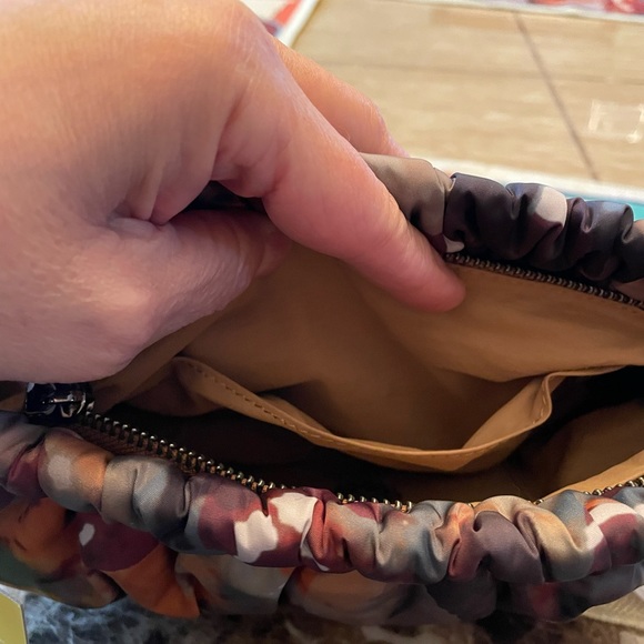 Vince Camuto Clutch NWT 10 X 6 - Picture 7 of 15